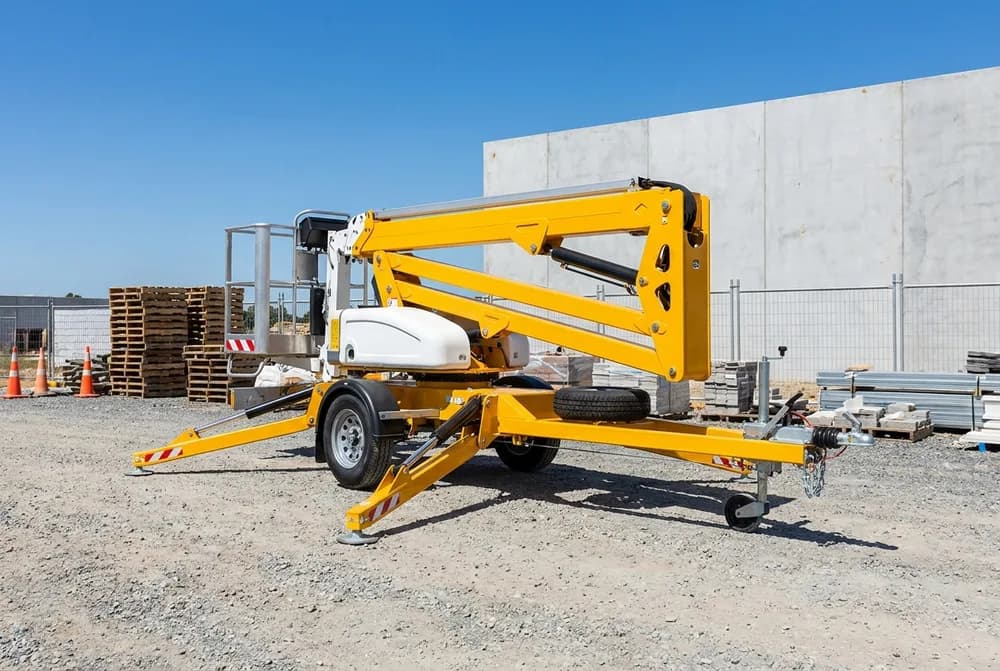 Nacelle élévatrice compacte sur châssis remorquable, stabilisateurs repliés